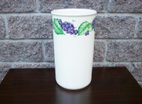 Vase décoratif en céramique, Hauteur  9 pouces.