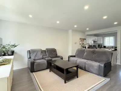 *Townhouse for Rent – Available June 1st!* *3 Bedroom | 1 Full Washroom | Finished Basement* *700 Ex...
