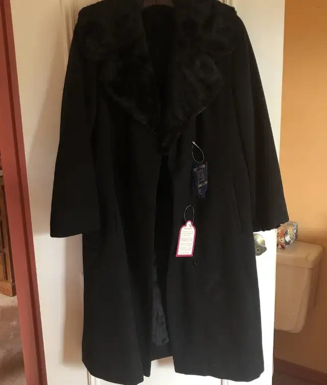 mink lined coat in Women's - Tops & Outerwear in Mississauga / Peel Region - Image 2