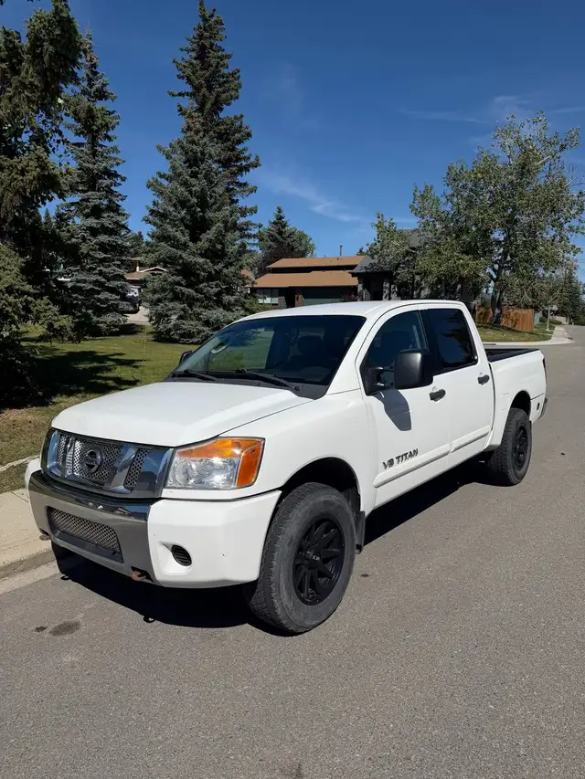 2011 Nissan Titan SV 4x4 Crew Cab - $13,900