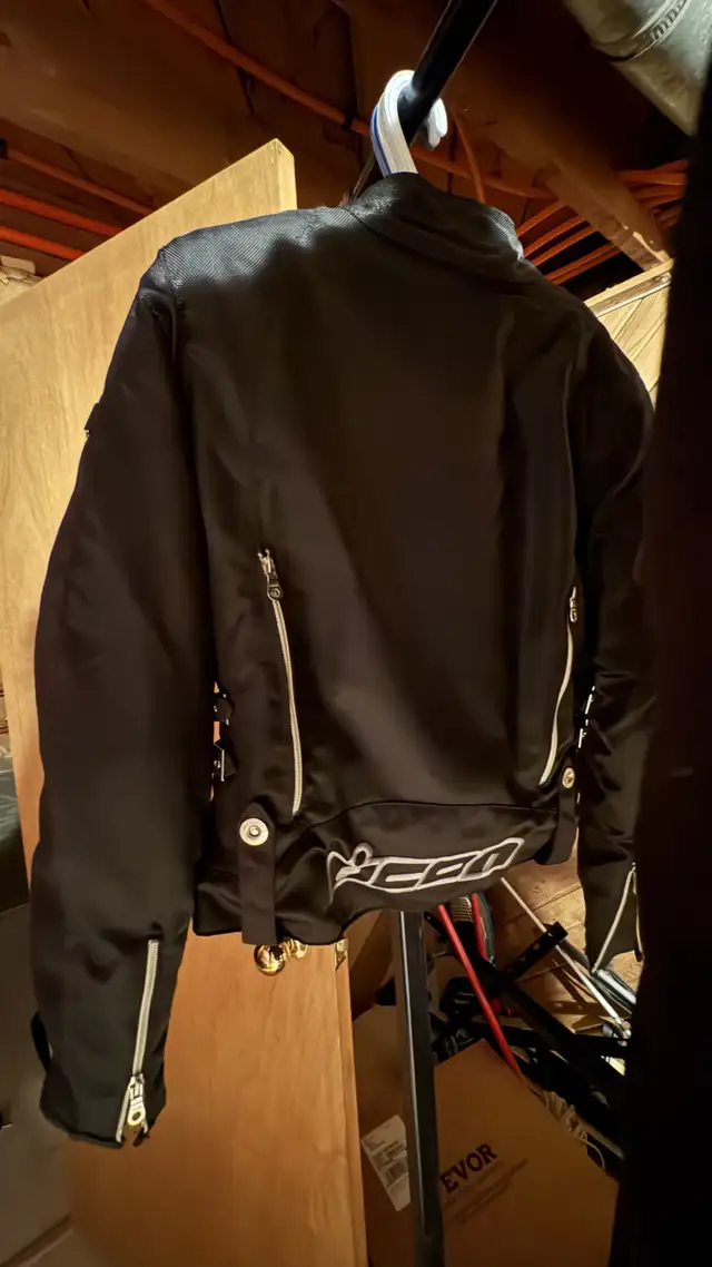 Ladies Icon Motorcycle Jacket Unused Mint Condition in Motorcycle Parts & Accessories in Edmonton - Image 5