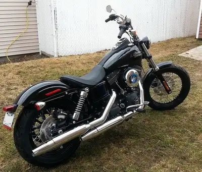 Harley-Davidson Dyna Street Bob 2014 (FXDB) 32000km Moteur 103ci (1687cc) Inclus: Highway pegs Siège...