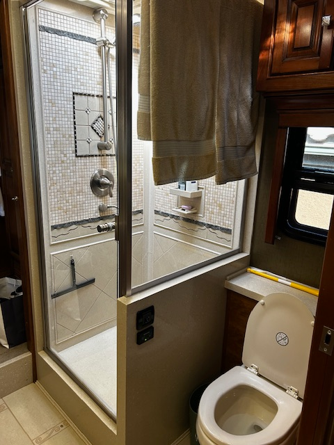 2013 45' Tiffin Zephyr for sale in RVs & Motorhomes in Grande Prairie - Image 14