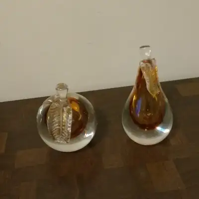 Very heavy. The bottom of the leaf on both the apple and pear is broken. Still makes a nice display...