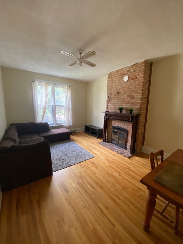 2 bed 2 den 1 bath / 1650 / 100 parking avail / Lebreton flats Long