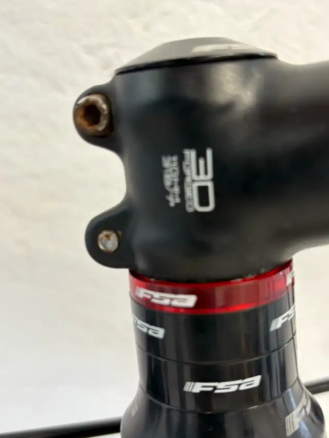 Raleigh Revenio Carbon2 - 60cm Road Bike in Road in Fredericton - Image 9