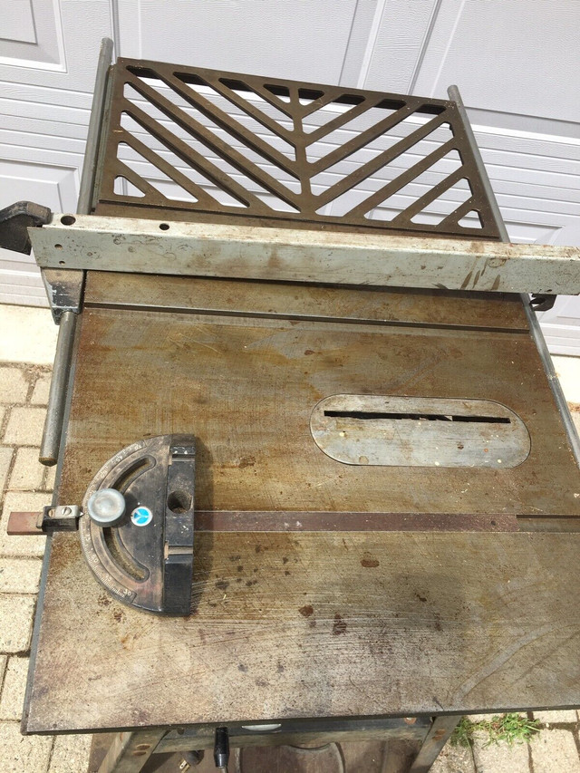 9” blade Table saw.  Cast iron top. Rockwell Beaver in Power Tools in Brantford - Image 3