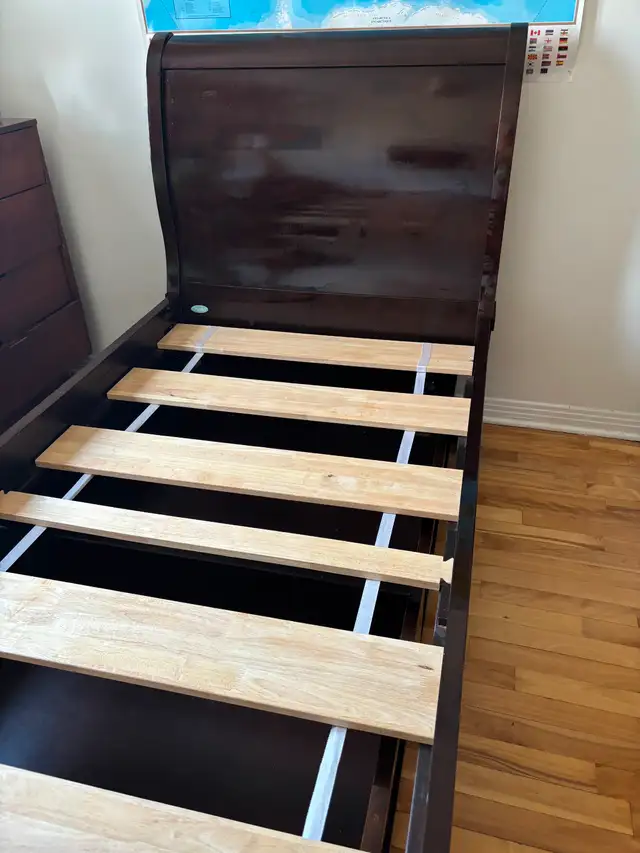 Lit simple avec lit gigogne intégré / Twin Trundle Sleigh Bed in Beds & Mattresses in City of Montréal - Image 3