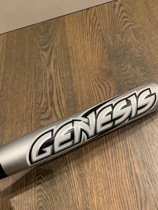 Louisville Slugger Genesis 30” 22oz Bat in Baseball & Softball in Ottawa - Image 4