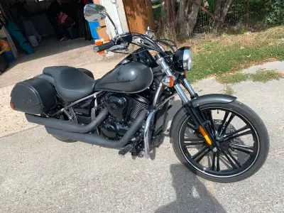 900cc ,liquid cooled , 6spd , efi, handwarmers, passenger pegs and seat , saddle bags, highway bars...