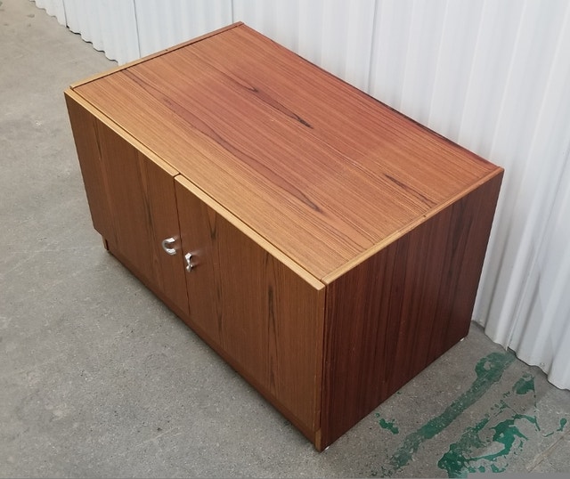 Small rosewood veneer mcm short 2 doors 2 shelves 1960s