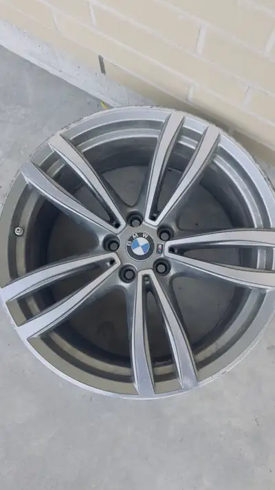 BMW 19inch Rims 5X120 pattern, minimal curb scratches pictures tells you everything. No bends & crac...