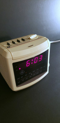 Vintage GENERAL ELECTRIC digital AM/FM alarm clock/ radio