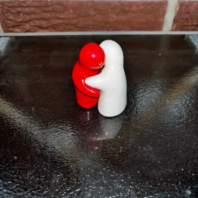 Hugging Ghosts Salt and Pepper Set in Kitchen & Dining Wares in Ottawa - Image 2