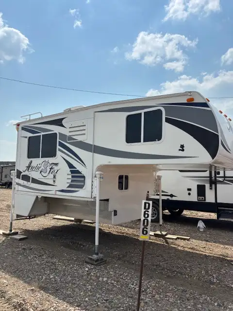 2015 Northwood Arctic Fox 811 Truck Camper in Travel Trailers & Campers in Lloydminster - Image 5