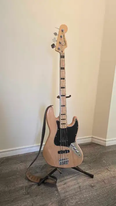Squier Jazz Bass 70s, View more