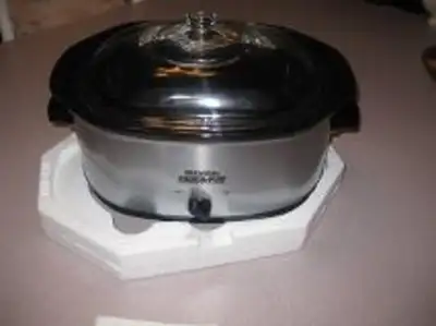 11- crok pot marque rival en stanestile ,4.25 litres ou 4.5 pintes ,a servit 2 fois ,trop gros pour...