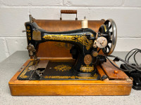 Antique 1918 Singer Sewing Machine With Bentwood Case