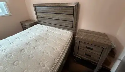 Ensemble de chambre Queen complet -lit, matelas, commode et 2 ta, View more