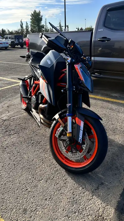 I'm selling my used KTM 1290 Super Duke EVO R from 2022, a hyper-naked motorcycle with a powerful 13...