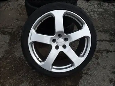Tires on Rims off Range Rover Yokohama Parada Spec - X 285/35/R22,70 Percent Tread, Rims are 22x10 i...
