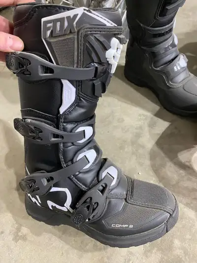 Fox Comp 3 boots, Youth size 5, basically brand new my son wore them twice. Retails for $240+tax, I’...