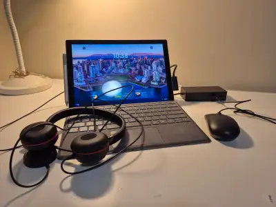 Microsoft Surface Pro 7 Bundle ✨ Everything works perfectly and in good condition. Specs: Intel i5 8...