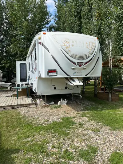 2013 Sabre 5th Wheel 34’ fridge, stove , microwave free standing table , tv,queen size bed , sofa ma...
