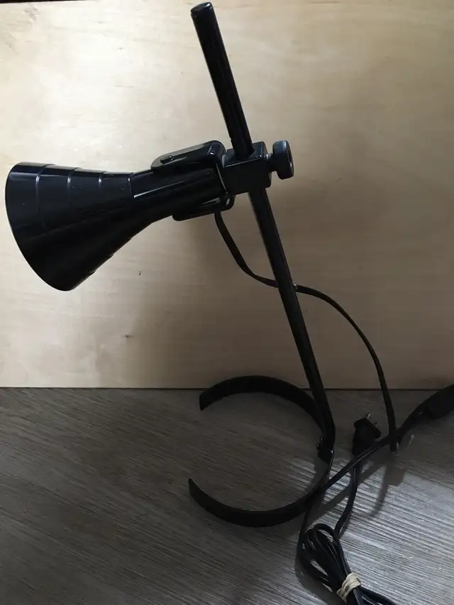 Desk lamp in Indoor Lighting & Fans in City of Montréal - Image 5
