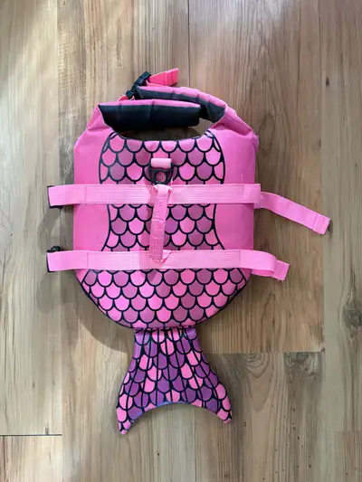 Keep your furry friend safe in the water with this adorable pink fish-shaped life jacket, designed f...