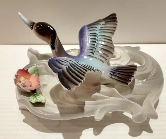 Wall pocket vase flying bird in Arts & Collectibles in Ottawa - Image 4