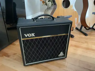 Amplificateur cambridge 15 W marque VOX Celestion Bulldog 8 pouces, tout les détails sur la feuille...