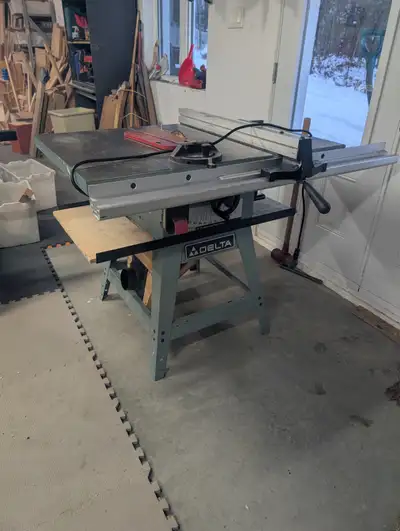 Banc de scie 10po Delta 240/120 volts. Vous devez avoir votre propre moyen de transport et de l'aide...