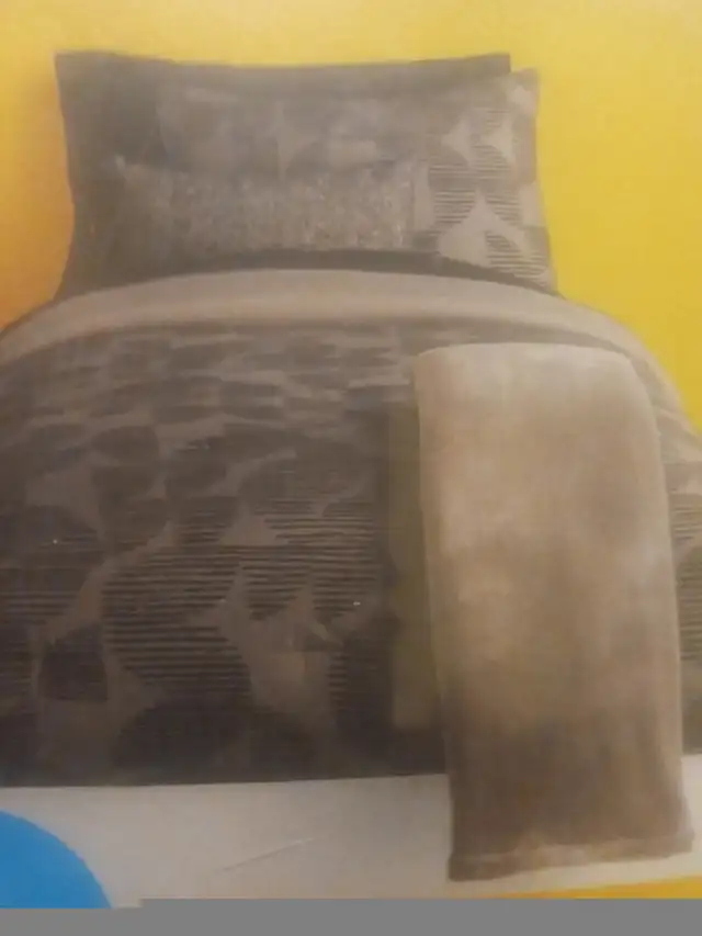 4 piece twin reversible comforter set  in Bedding in Mississauga / Peel Region - Image 4