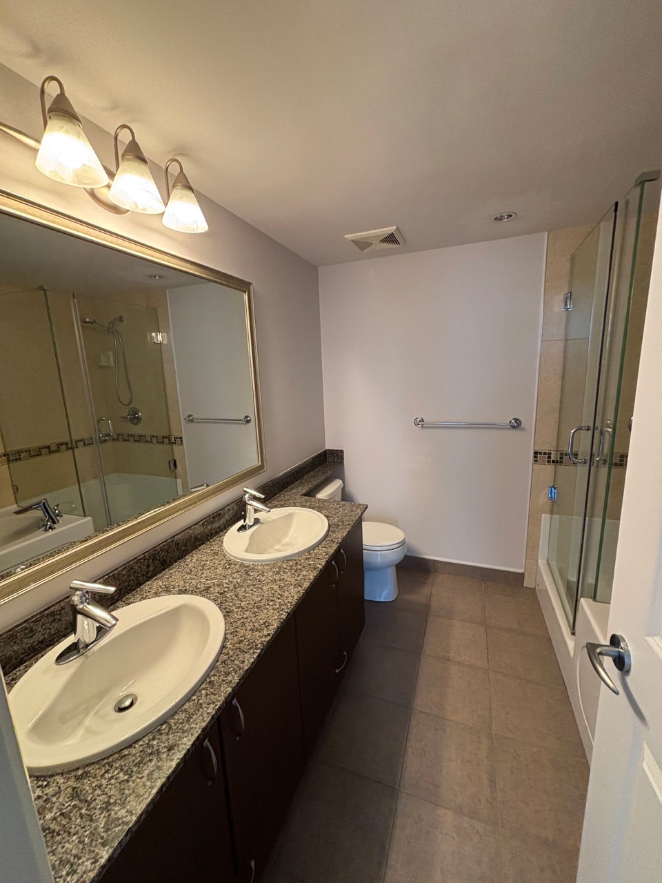 Beautiful 2 bed 2 bath   office Condo for rent. New West Train 5