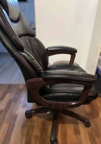 Beautiful and comfortable executive/managers office chair. Black and brown colorings. It has been us...