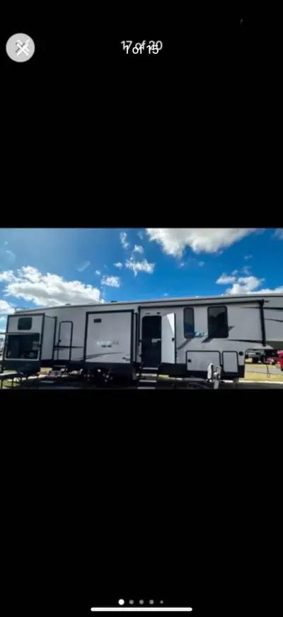 Must sell 2022 Sierra 38ft 384QBOK 2 bedroom 5 slide outs , 1full bath with walk-in shower n 1half b...