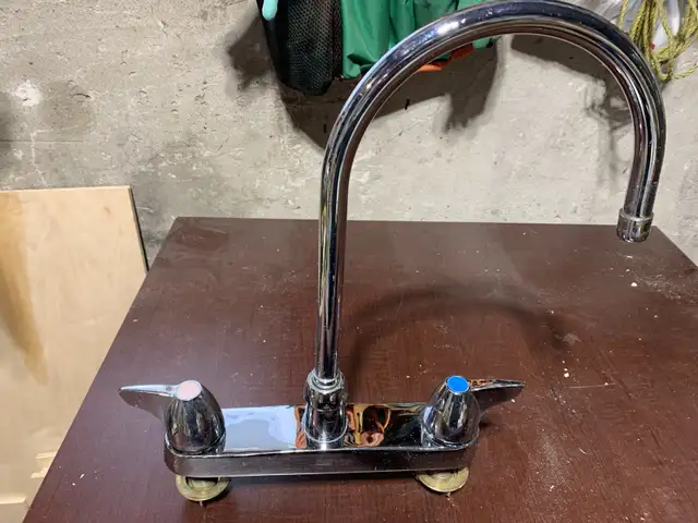kitchen faucet  zurn  $ 20 in Garage Sales in Laval / North Shore - Image 2