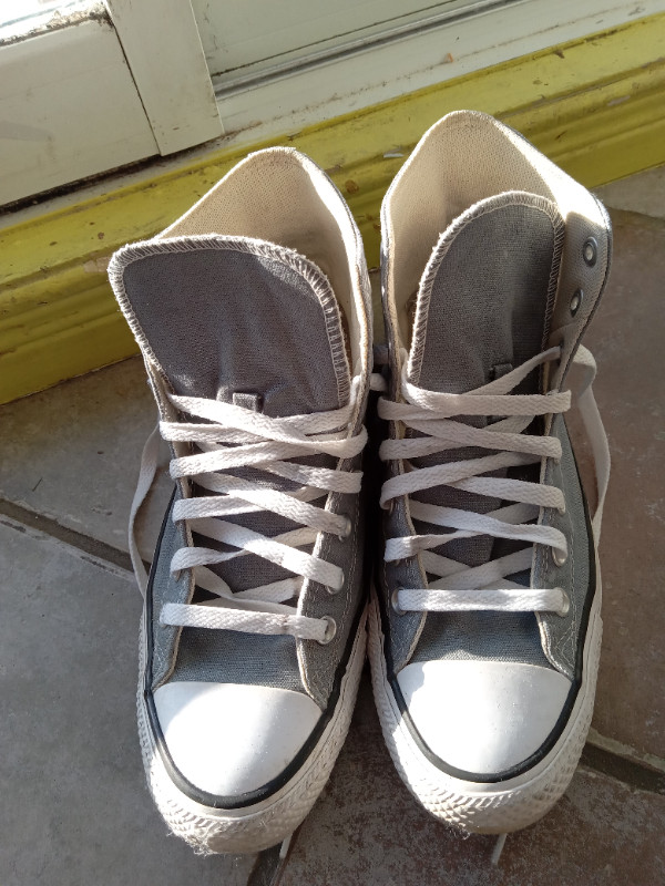 Converse grise Très très bon état,  pour seulement  50 dollars!! dans Chaussures pour hommes  à Longueuil/Rive Sud - Image 2