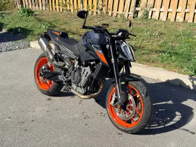 This orange and black Duke 790 has 26043 km’s. It has always been well maintained and has many many...