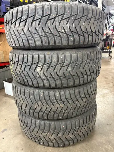 set of 4 215/60/17 studded snow tires