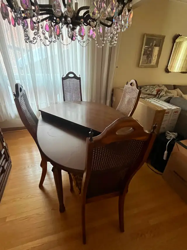 Dining room table with 4 chairs and matching hutch. in Dining Tables & Sets in City of Toronto - Image 3
