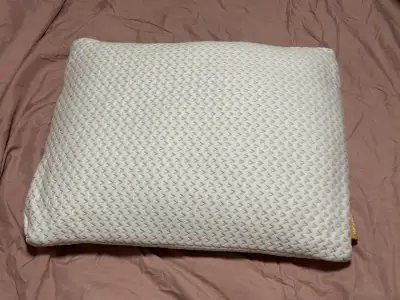 Very clean shredded memory foam pillow. Super comfy with medium support — not too firm and not too s...