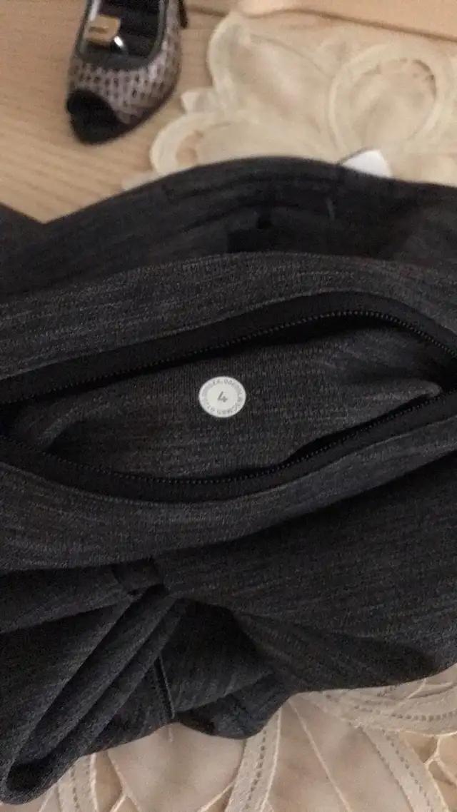 Women’s Lululemon Speed Up Tight Size 4 in Women's - Bottoms in Markham / York Region - Image 6