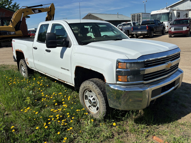 2015 Chevrolet 2500HD 4X4 NEEDS ENGINE REPAIR!!!!!! in Cars & Trucks in Edmonton - Image 2