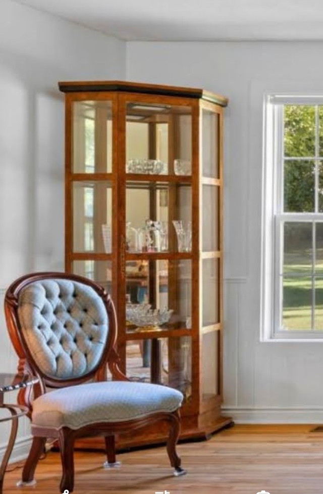 Beautiful Verticale  Display Cabinet in Hutches & Display Cabinets in City of Toronto - Image 3