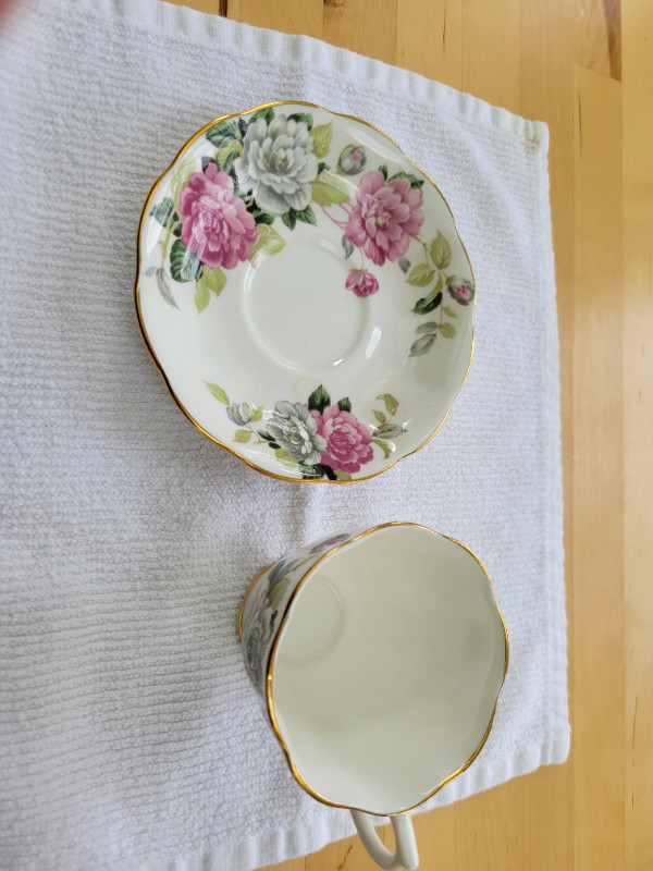 Royal Albert, Bone China, Tea Cup and Saucer set in Arts & Collectibles in Napanee - Image 4