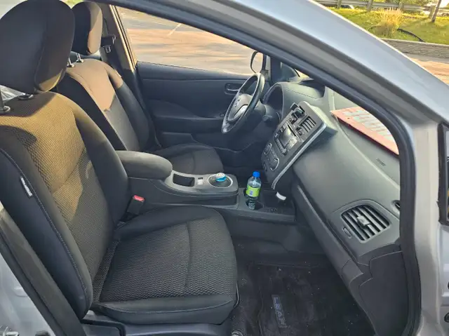 2013 Nissan Leaf Automatic transmission Electric Air Conditionin in Cars & Trucks in Laval / North Shore - Image 5