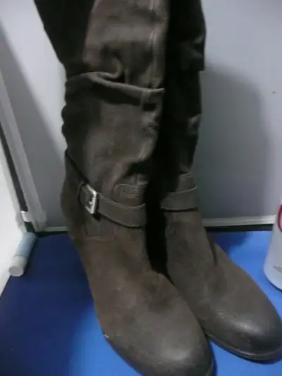BOOTS - Guess dark brown suede boots - size 6, View more