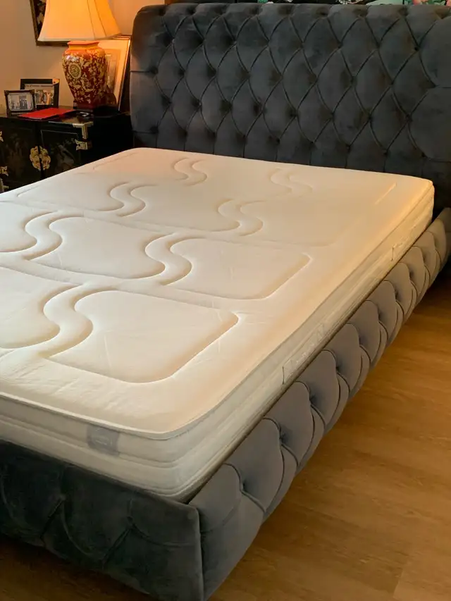 Lit avec matelas Queen/Bed frame Queen mattess in Beds & Mattresses in Laval / North Shore - Image 3